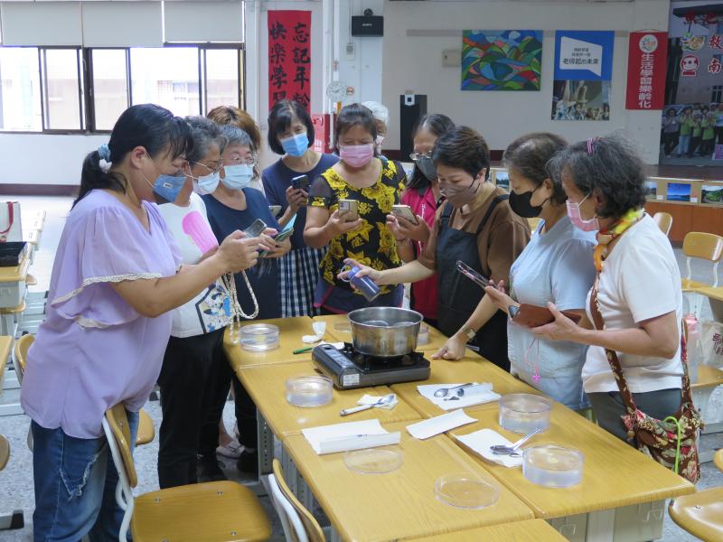 學員利用手機搜尋設計靈感