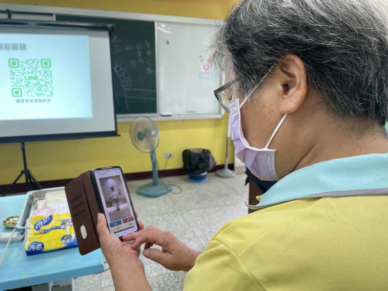 學員掃描銀髮族活動APP