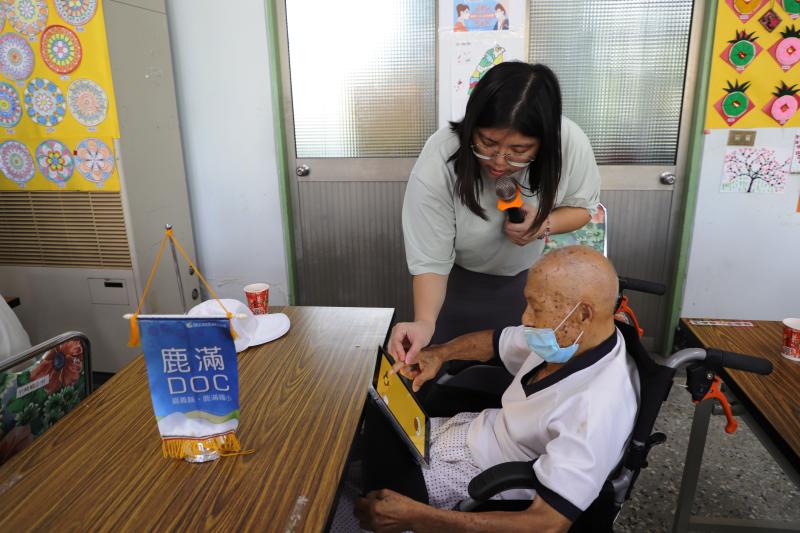 講師個別指導長輩操作鬆餅塔APP