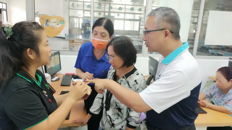 首先學習如何使用平板操作AI圖像生成工具(如Copilot或Canva),輸入提示詞創作個人化圖案。