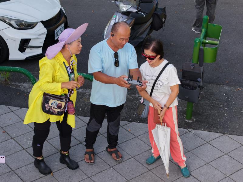 透過課前練習,慢慢建立信心,也更期待能親自飛上天空,從全新視角記錄蘇澳的美。