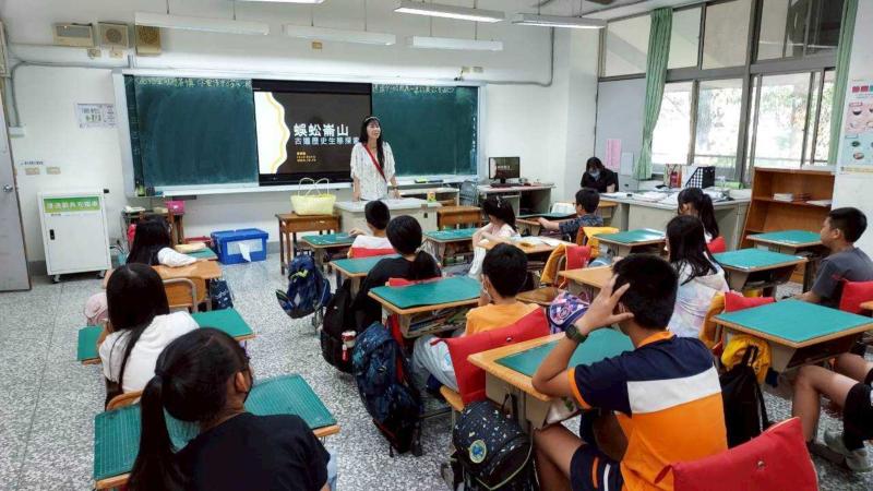 課堂上，學生們聚精會神地聆聽講解，了解蜈蚣崙山古道的地理位置、歷史背景與生態特色，並學習如何透過觀察與記錄進行基礎的環境調查。