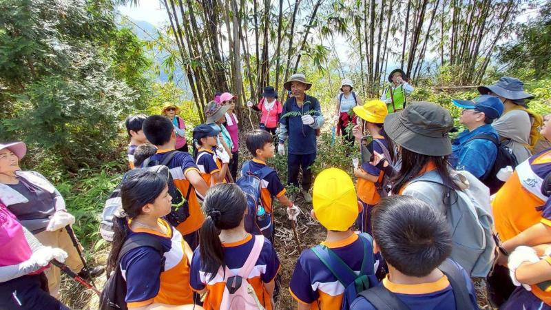 透過實地導覽，孩子們不僅認識了家鄉山林的豐富生態，也體驗到地方文化與自然環境間的緊密連結