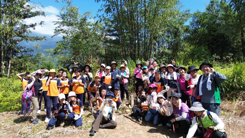 空拍機拍下大家登頂的畫面。一路的辛苦都值得了!