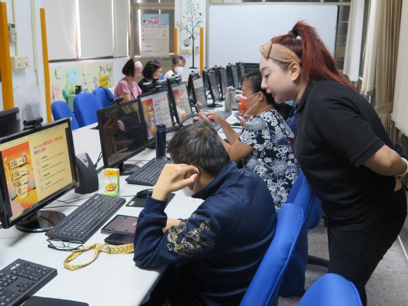 學員撰寫自己的生命故事腳本