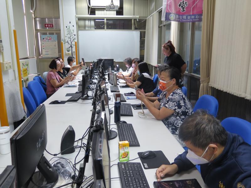 學員使用AI生成屬於自己的四格漫畫作品