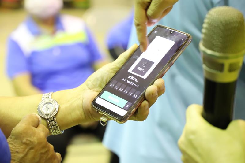 老師帶領長輩進行LINE VOOM 進行影片編輯與發佈