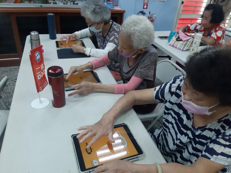 受到社頭鄉湳底社區發展協會邀請，二林DOC於10月份開設「平板體驗AR課程」，阿公、阿嬤們看到平板第一句話就喊著:「老師，這個我們不會用啦」！講師說:「不用擔心,我來教你們如何操作」，長輩們從陌生到熟悉，體驗到數位生活的便利與樂趣，開心地說