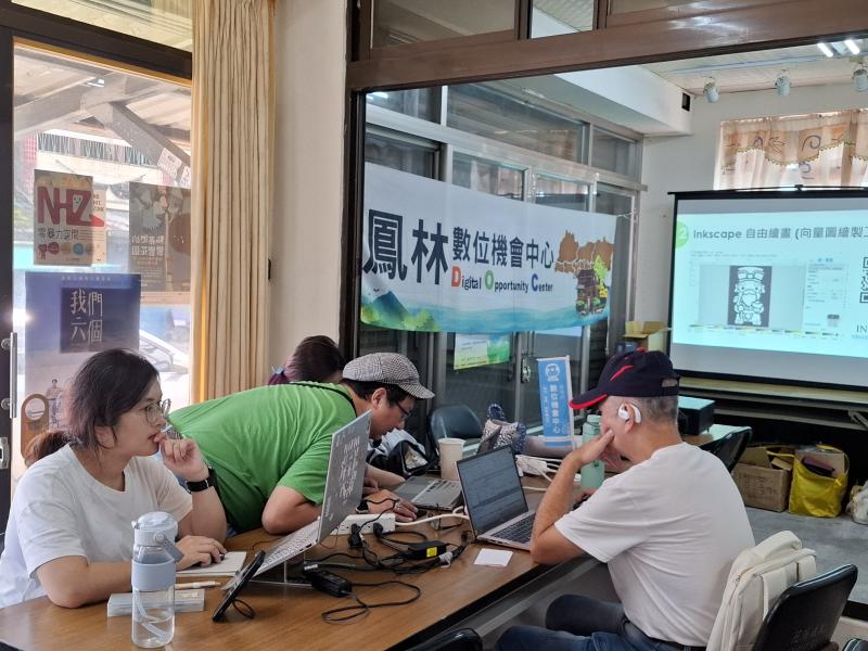 講師協助學員使用APP繪製型染用圖案