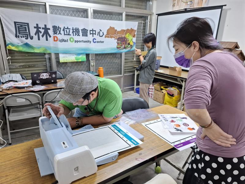 講師協助學員操作裁藝機