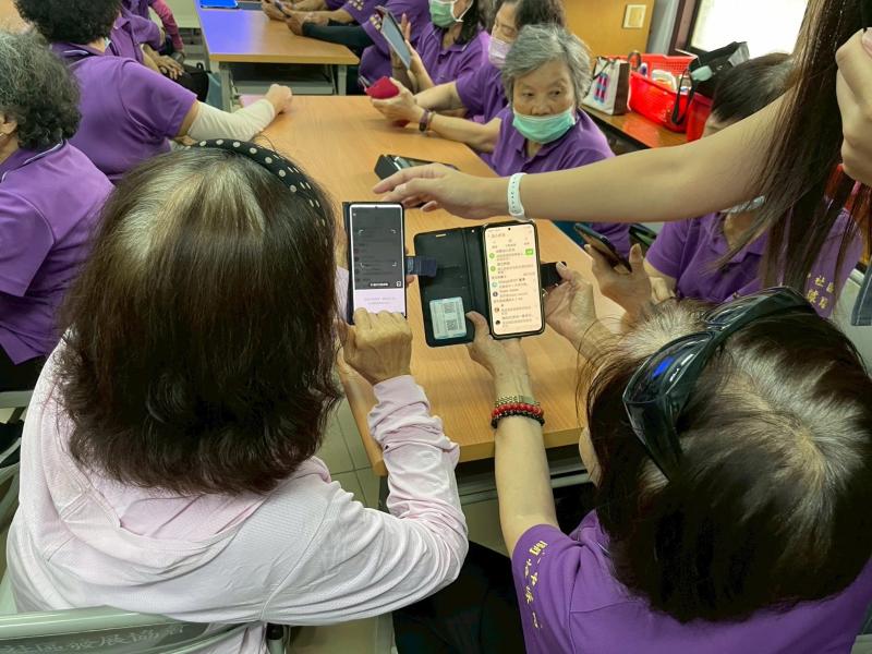 講師現場示範群組建立與管理操作,學員同步在手機上練習操作