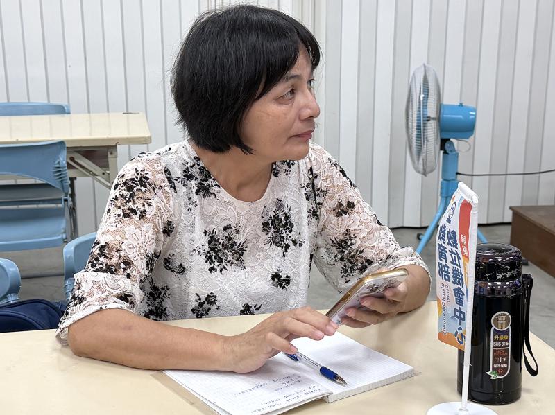 學員專注觀看講師操作示範，一邊抄寫筆記，一邊拿起手機跟著步驟練習。