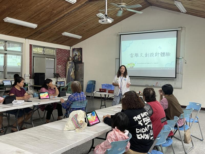 執秘介紹信義DOC服務與防詐騙知識，帶領學員了解數位學習的趣味，說明雷雕文創設計課程內容與應用。