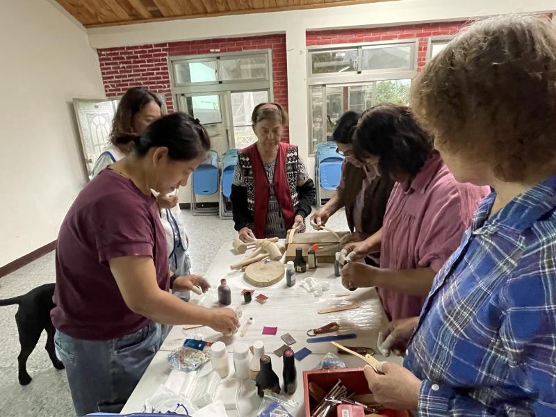 學員親手體驗皮革染色、潤濕印花與敲製鑰匙圈步驟，結合數位設計與手作工藝，氛圍專注活潑。