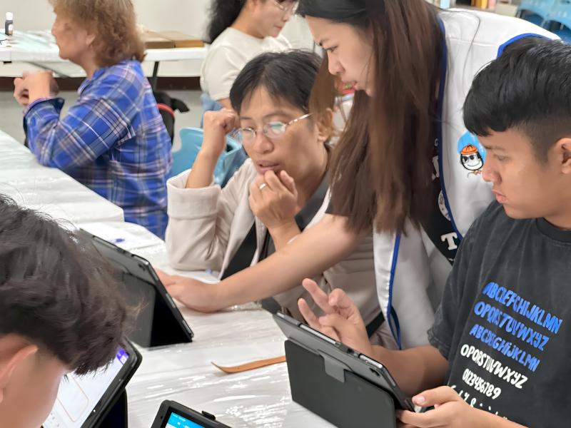 學員使用iPad操作Canva設計圖案，講師一對一指導將設計轉檔輸出至雷雕機，體驗數位創作流程。