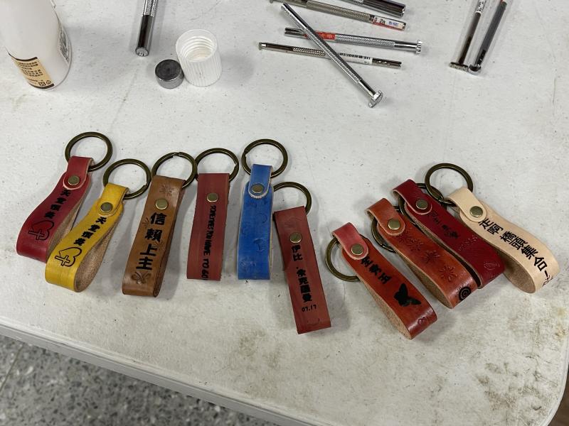 完成的皮革鑰匙圈作品色彩亮麗、刻印細緻，展現個人創意與在地文化，學員收穫滿滿。