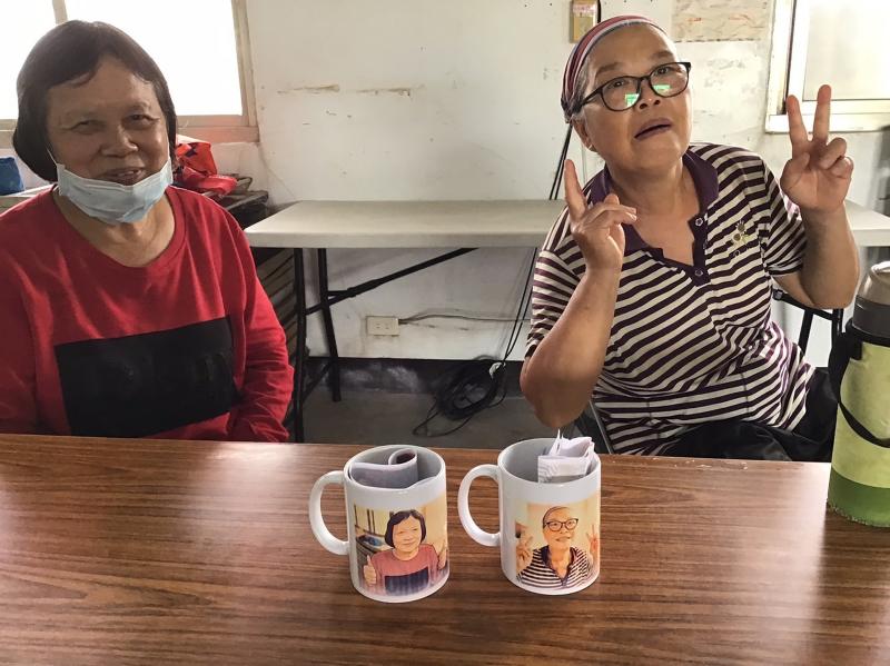 長輩們親自體驗AI修圖與創意生成,圖為長輩們與自己的圖像作品合影