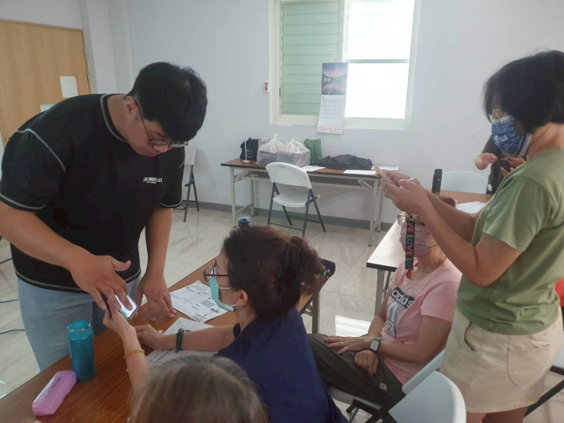 講師教導學員操作