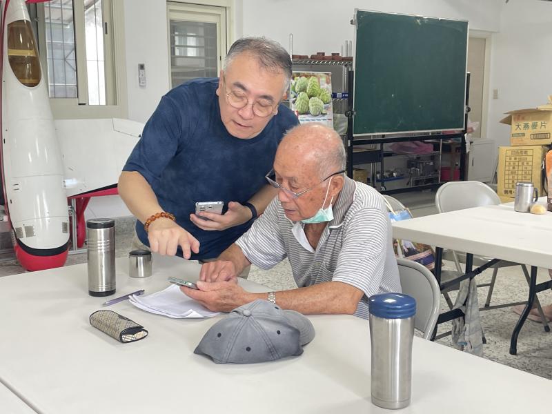 協助學員進行操作