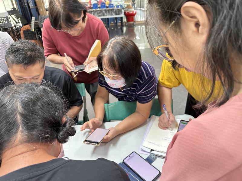 仔細聆聽講師示範操作步驟