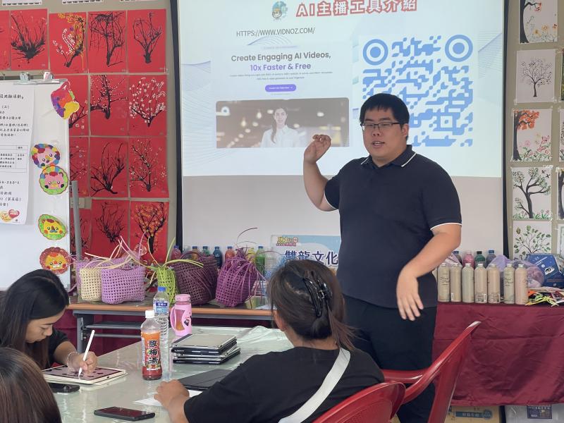 講師介紹AI虛擬主播工具Vidnoz,學員以平板實作體驗AI影片生成,課堂氣氛活潑熱烈,開啟科技與創意結合的新體驗。