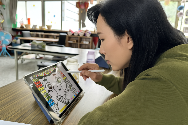 學員專注以觸控筆上色描邊，運用數位工具呈現布農服飾特色，展現專注與創意並重的學習氛圍。