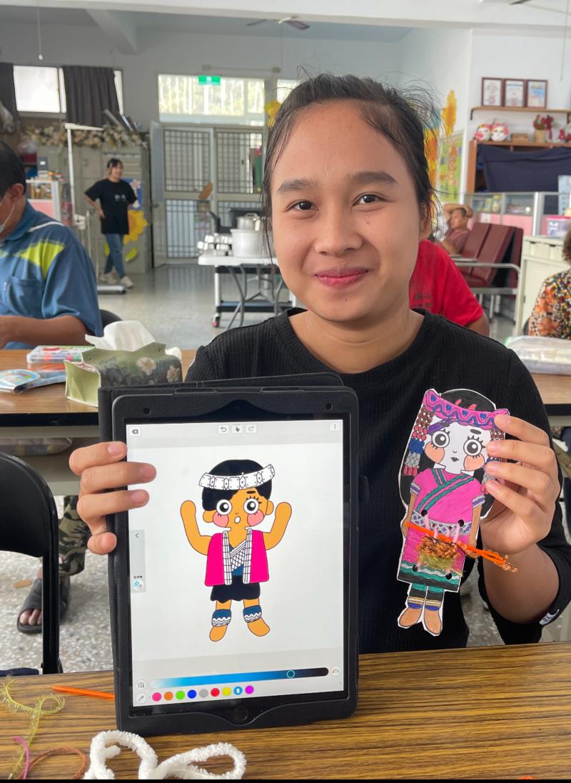 完成繪畫後學員剪裁人形卡片並打孔穿線，結合毛線手作編織，體驗數位與傳統工藝的融合。