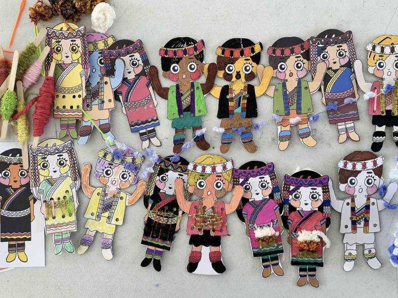 成果展示中作品色彩繽紛，服飾紋樣細緻多樣，呈現科技融入文化創作的美感與學員的創意成果。