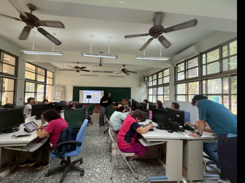 學員學習使用Canva軟體進行製作