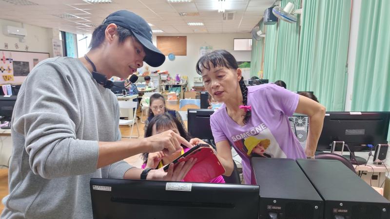 講師教學員如何利用手來操作手機內鍵的剪接APP