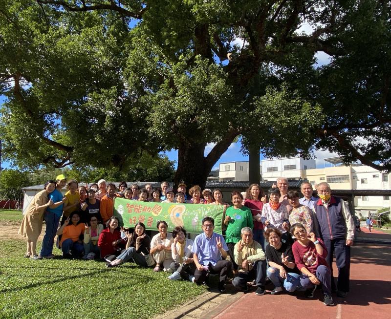 銅鑼鄉的神木-千年神樟樹下  全體學員合照