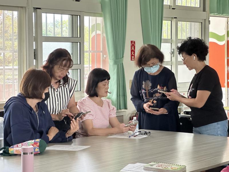 課程進行時，學員們透過實際操作Threads平台，積極互加好友，進而建立彼此之間的線上社群網絡。