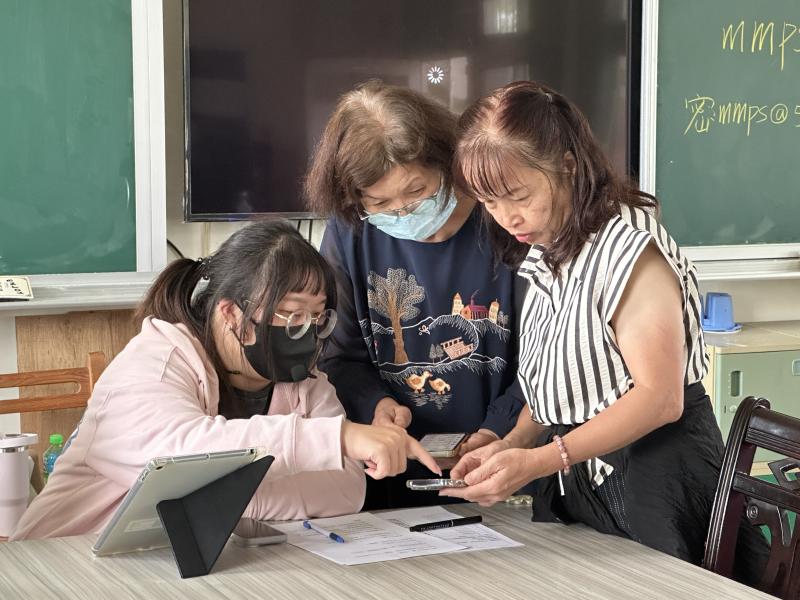 學員在課程中主動請教講師如何使用Threads發文與進行社群互動。