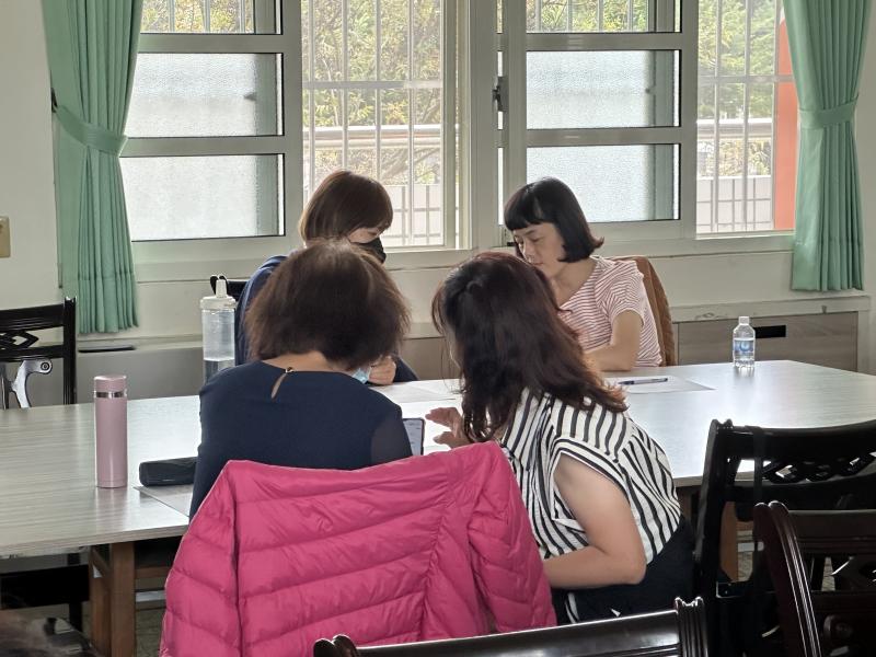 學員於課堂中進行Threads平台的實機操作時，練習了多項貼文功能，包括撰寫文字內容、標記朋友、加入主題標籤，以及回覆與分享貼文等互動方式，以提升社群參與度與內容表達力。