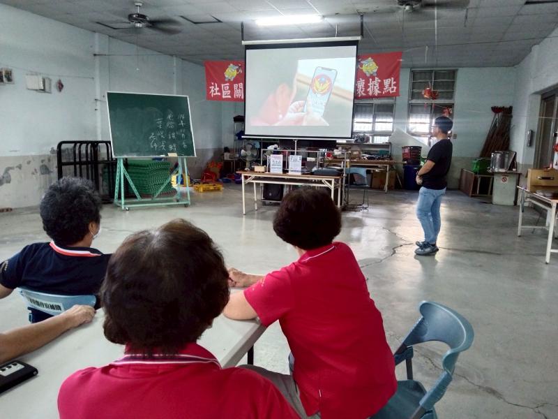 老師運用網路最新防詐宣導影片教學，加深學員印象