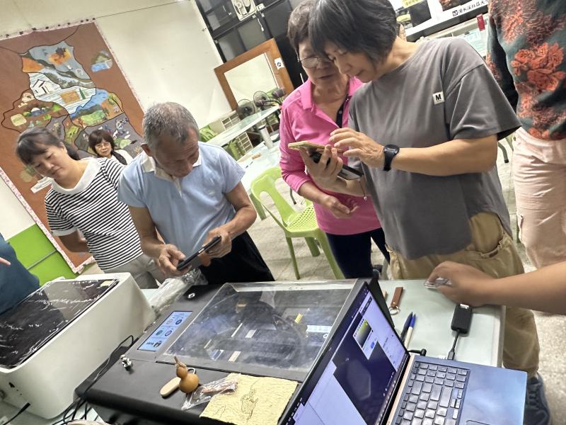 學員於課堂中學習如何設計圖案，並且在講師協助下操作雷雕設備，將前一堂課走讀中收集到的植物素材，像是葫蘆，竹片或是製作完成的手抄紙雕刻上自己設計的圖案。