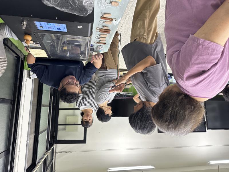 學員運用課程中所教學的canva操作方式，先在自己手機上完成想要雕刻的圖案或文字的拼湊，再來排隊由老師協助下完成自己的雕刻