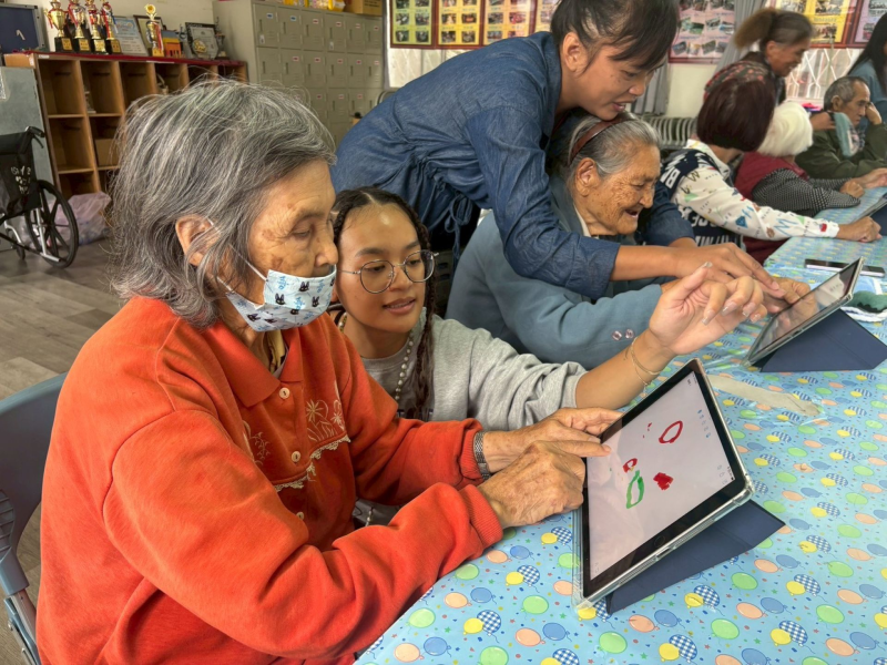 講師正在指導學員們使用平板畫畫，帶領大家如何使用。