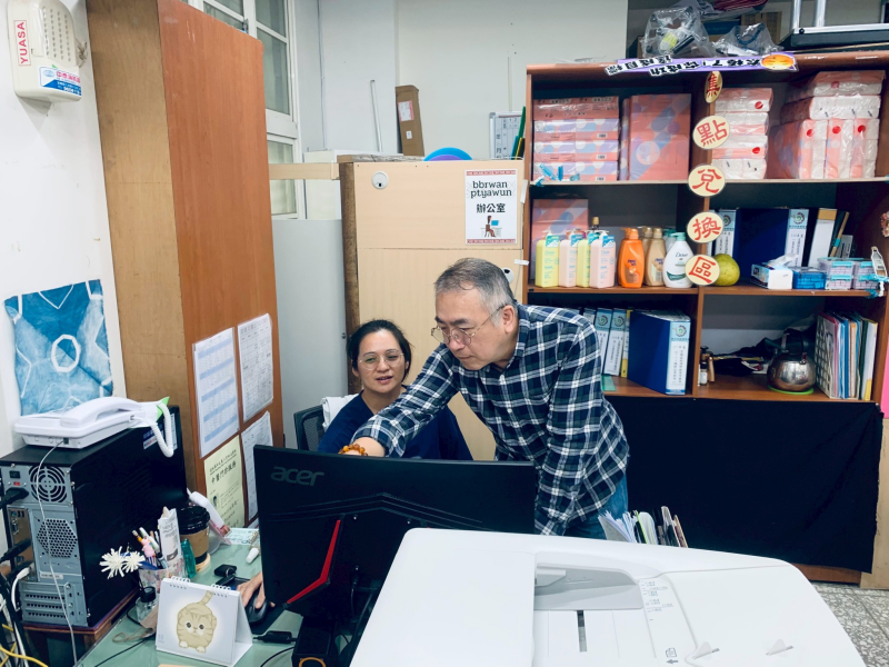 課堂上大家彼此協助、互相教學,遇到不懂的地方一起研究。