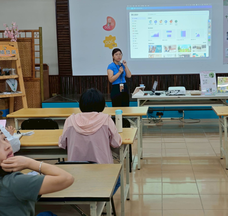 完成手抄紙課程部分後，帶領學員回顧剛剛的過程以淺顯易懂的方式，向學員講解「文化行銷」的概念，並引導大家從地方元素、生活故事中發掘文化亮點。學員透過不具名問答方式利用手機與大螢幕得互動，提出各自的想法，開始建立如何將文化素材轉化為行銷內容的初