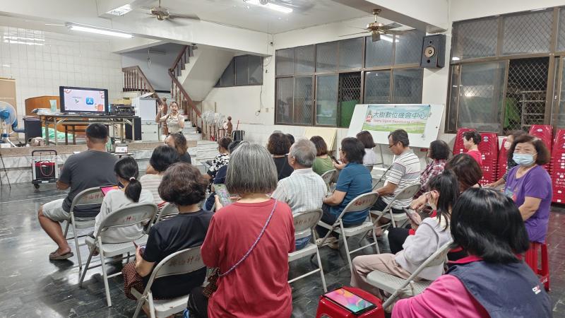 講師說明如何在手機 App 商店中搜尋並下載應用程式