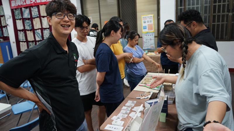 課程中，講師帶領學員了解「一起走半天」的遊程案例，並示範如何運用 LINE 官方帳號實現互動式遊程。學員們實際操作手機，體驗從故事文本到任務互動的整合方式，現場氣氛輕鬆熱絡，顯示大眾對數位遊程設計的高度興趣。