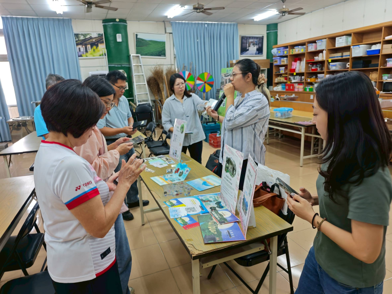 在課程最後的實作發表中，學員們逐一展示自己的LINE@設計互動概念，包括故事設定、互動模式及圖塊引導設計。大家彼此交流並用手機測試不同的互動方式，展現從零到一打造遊程雛形的成果，