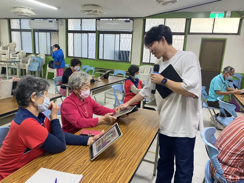 講師指導學員進行平板操作