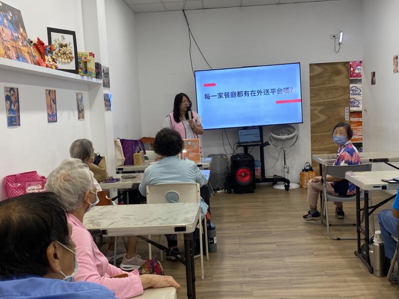 課堂從外送服務的基本概念開始講解，讓長輩了解外送是如何運作。