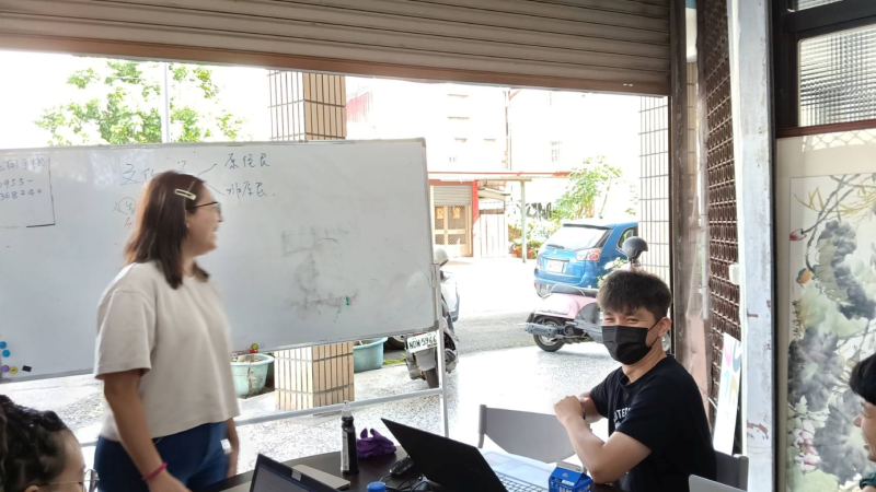 在這堂課中，講師與學員之間的互動十分熱絡。