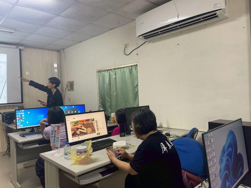 學員透過線上食譜分享網站學習菜單研究及營養知識