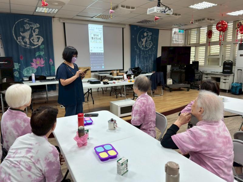 老師引導大家思考「這個商品背後的故事是什麼？」