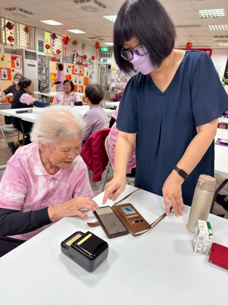 動手做中學：不只是聽講，大家親手設計標籤、黏貼，笑聲與專注交織在教室裡。