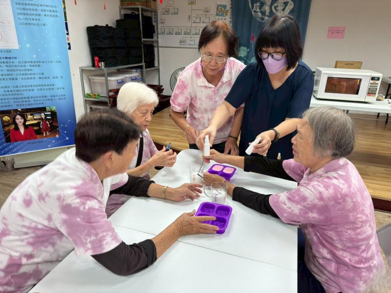 從量皂液、攪拌、加香精到入模，大家互相幫忙、笑聲不斷。